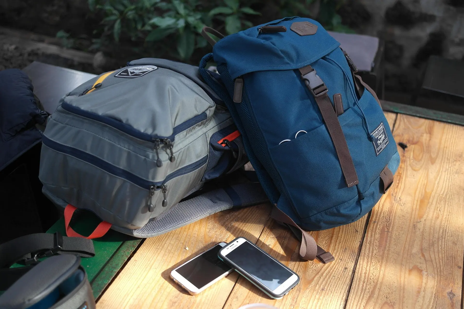 Deux sacs d'urgence sur une table