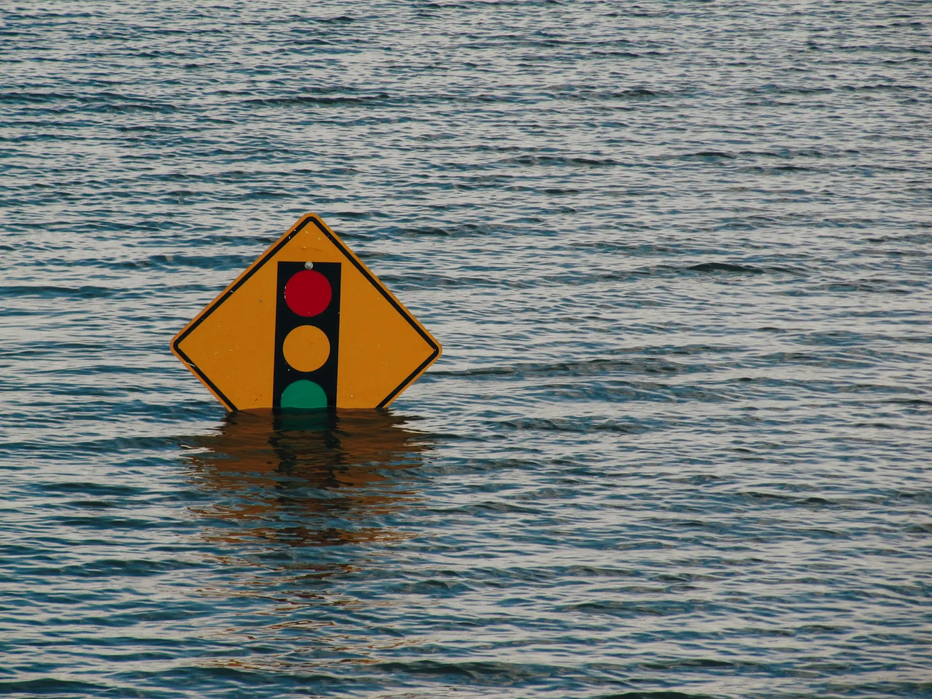 Un panneau de signalisation presqu'entièrement sous l'eau