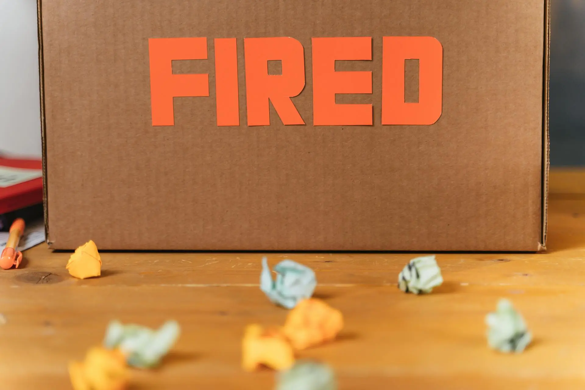 Une boite en carton avec le mot FIRED