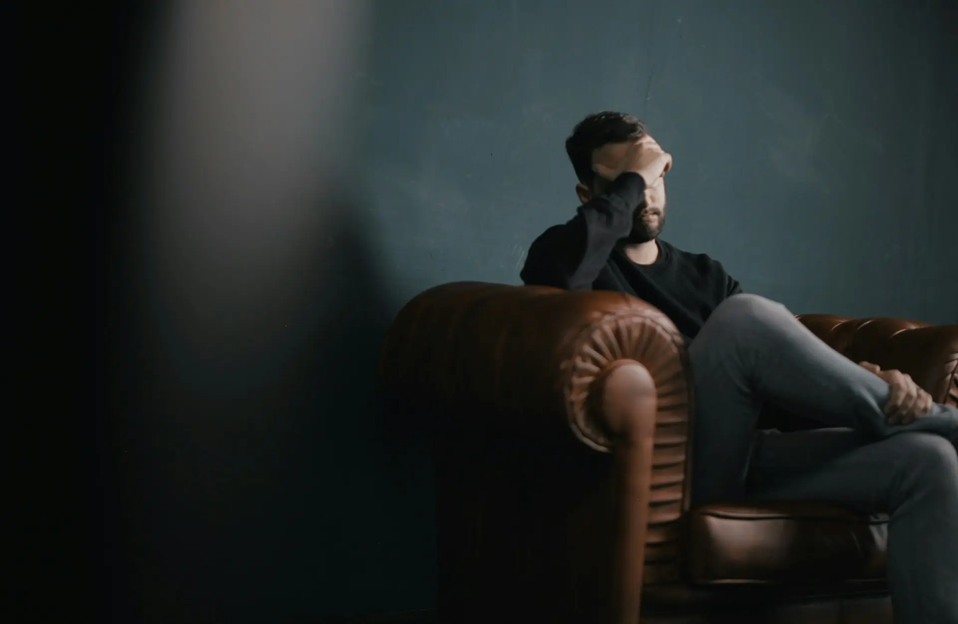 Homme assis ayant l'air stressé