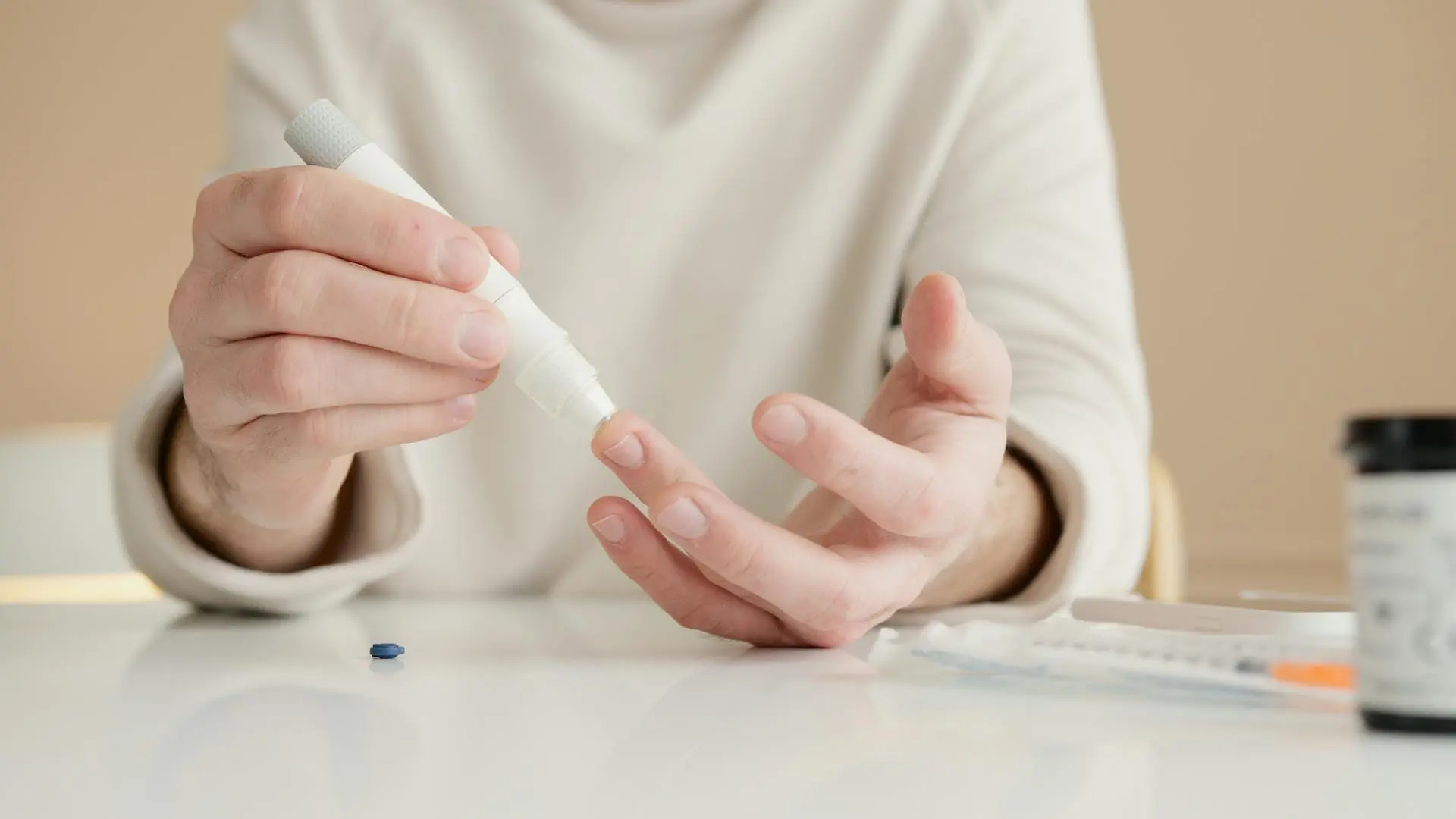 Une femme prenant son taux d'insuline avec un objet médical personnel