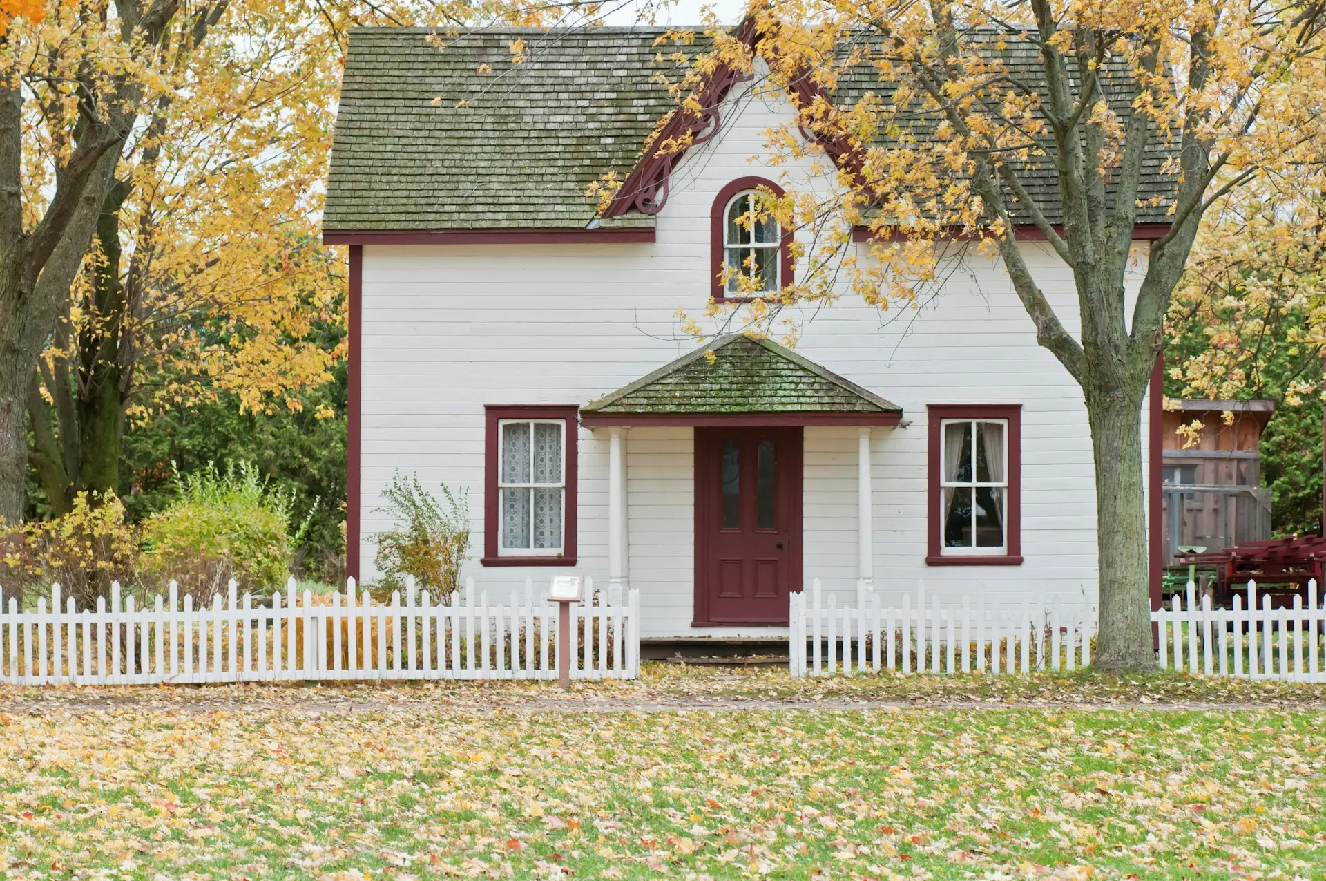 Maison sécurisée avec protections anti-effraction, alarme et volets renforcés, illustrant la prévention des risques domestiques.