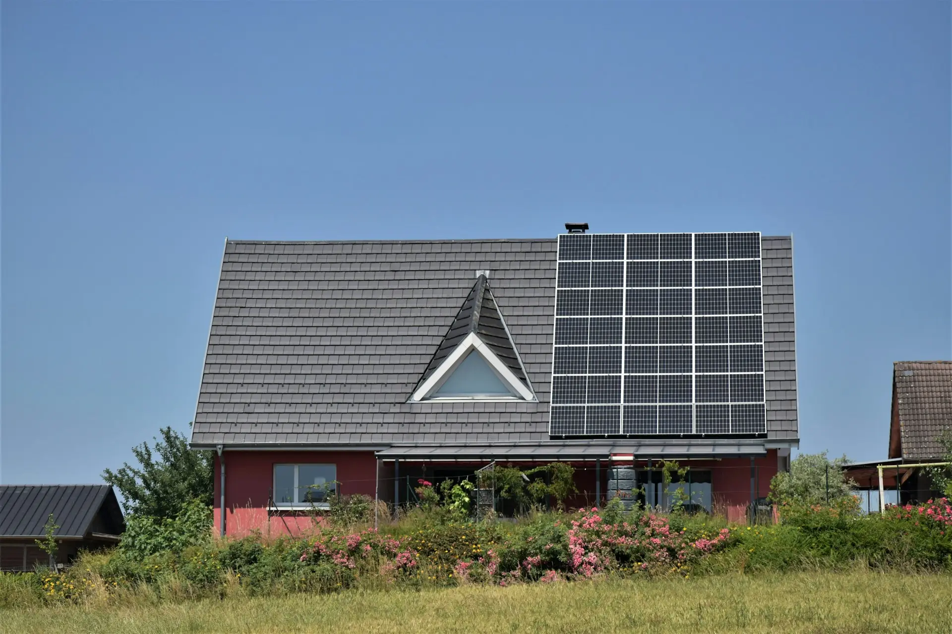 Maison avec panneaux solaires symbolisant l’autonomie énergétique