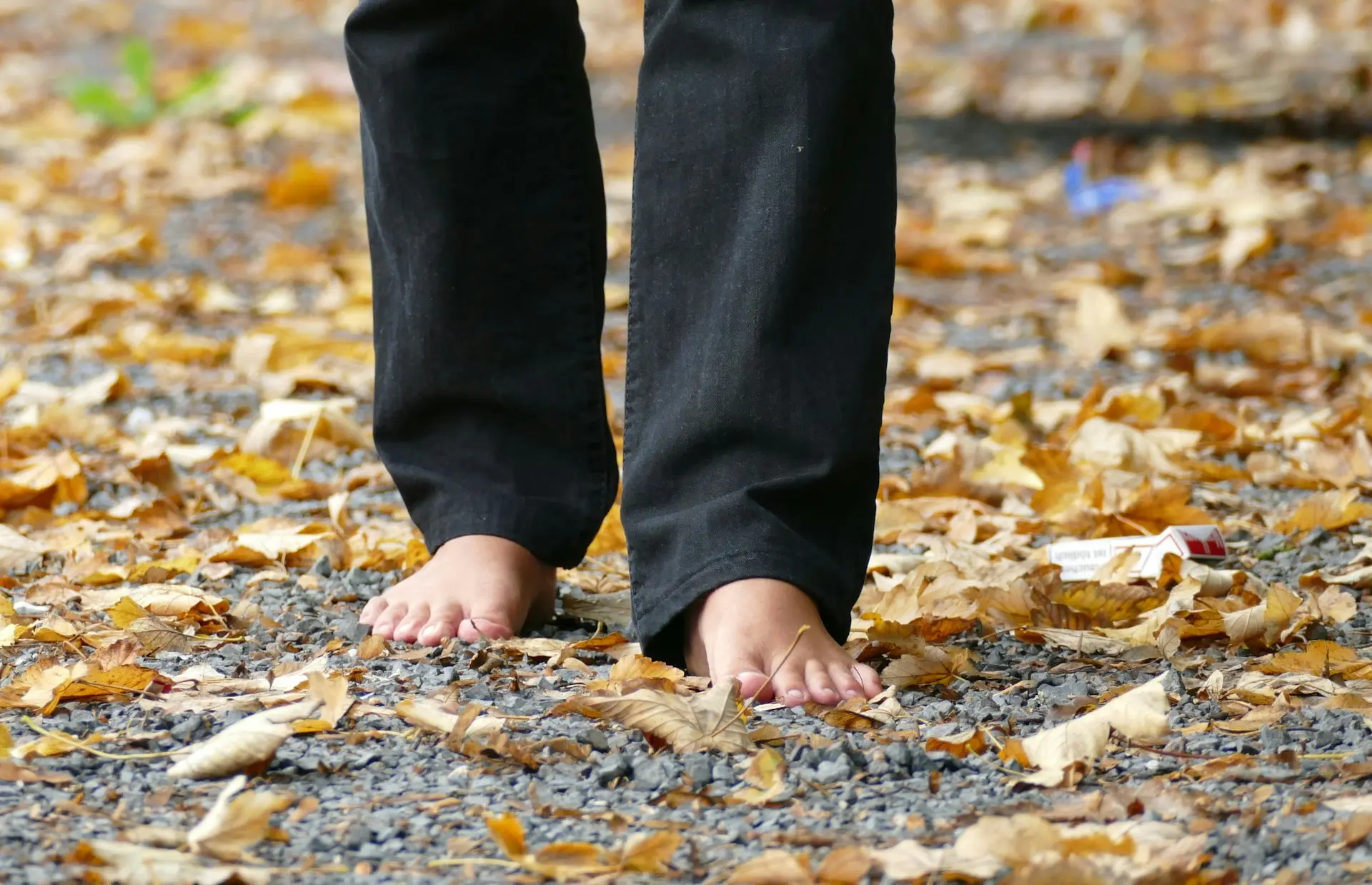 Une personne marchant pieds nus